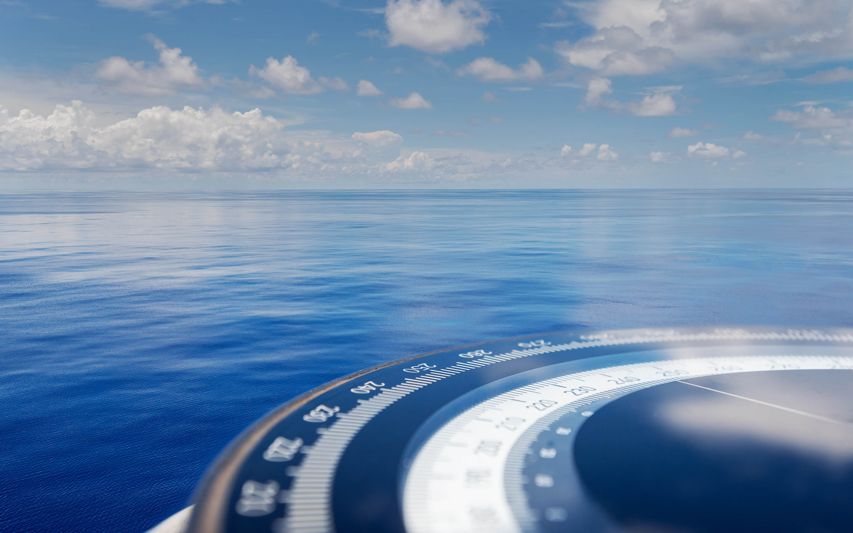 Kompass mit weitem Meer und Himmel.