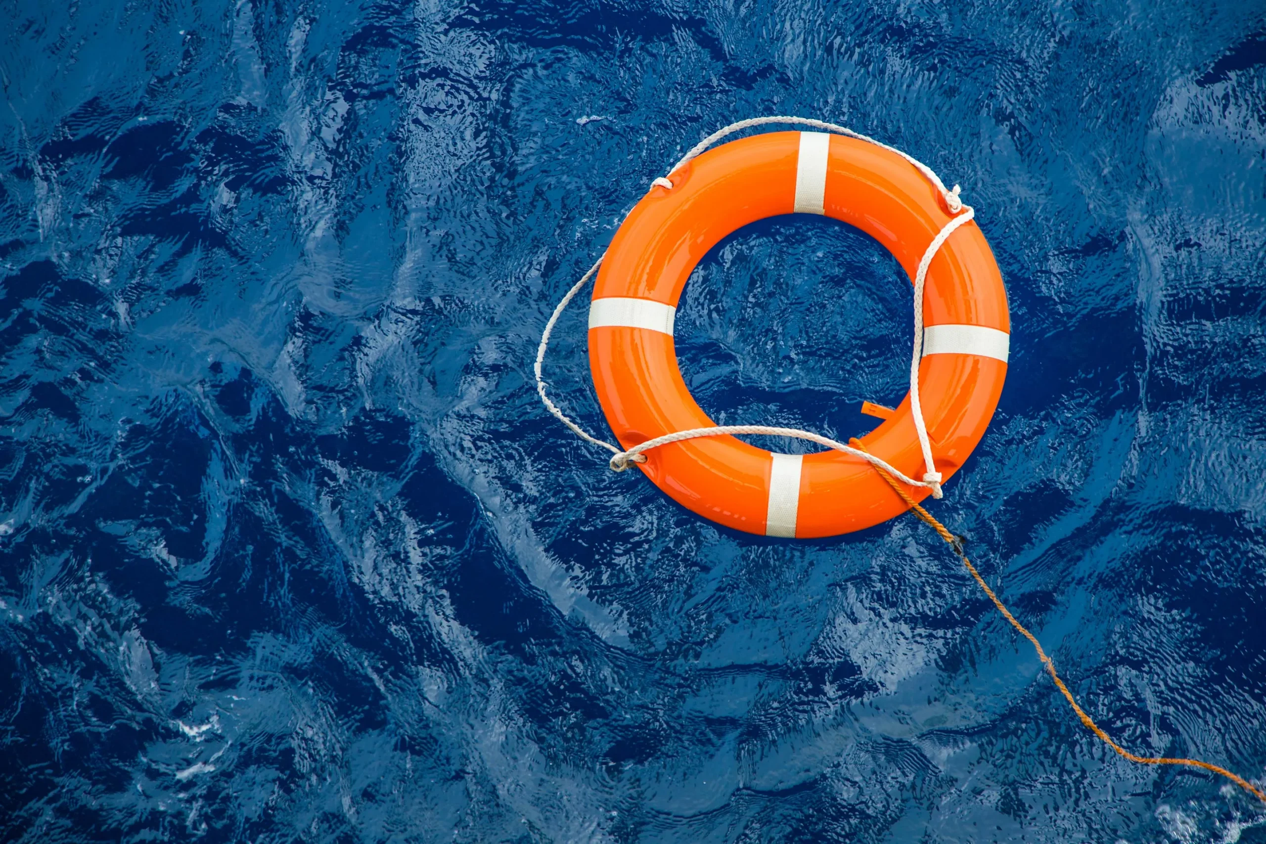 Rettungsring im Meer.