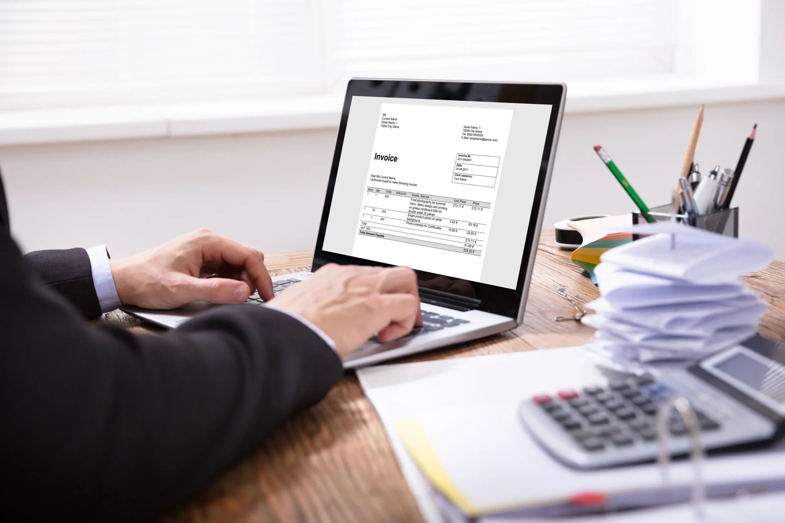 Laptop auf einem Schreibtisch